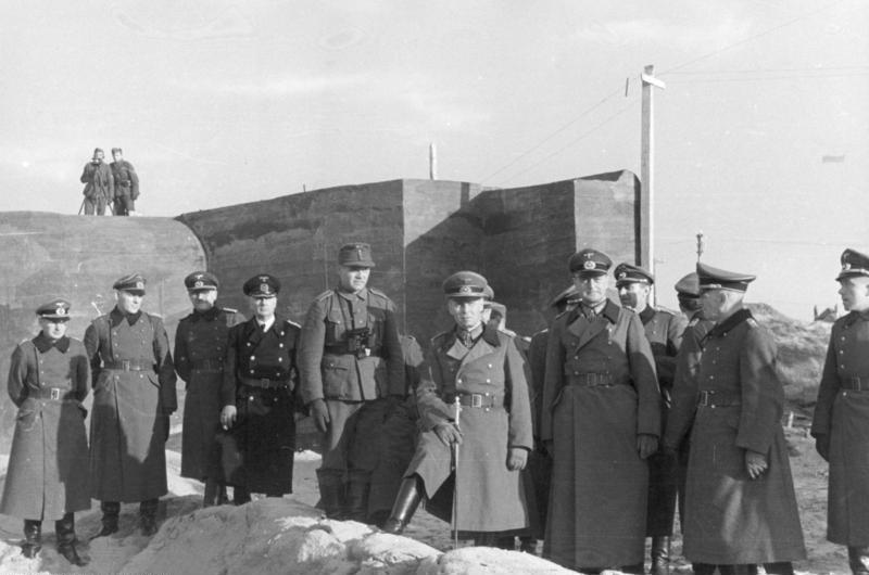 Veldmaarschalk Erwin Rommel inspecteert de versterkingen bij Oostende, 21 december 1943 (Wikipedia, 2016)