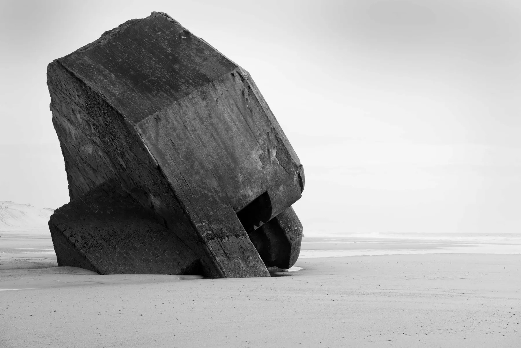Een verzonken bunker in de buurt van Duinkerke op de grens tussen Frankrijk en België. Deel van de fotoreeks Atlantikwall van Stephan Vanfleteren (Time magazine, 2014)
